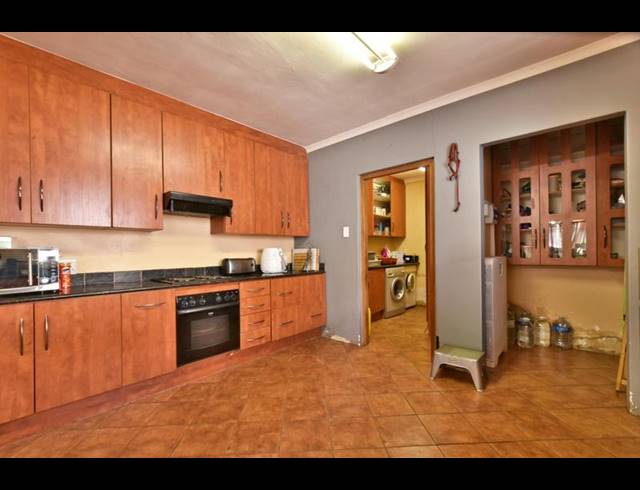 5 BEDROOM HOUSE FOR SALE IN KENSINGTON